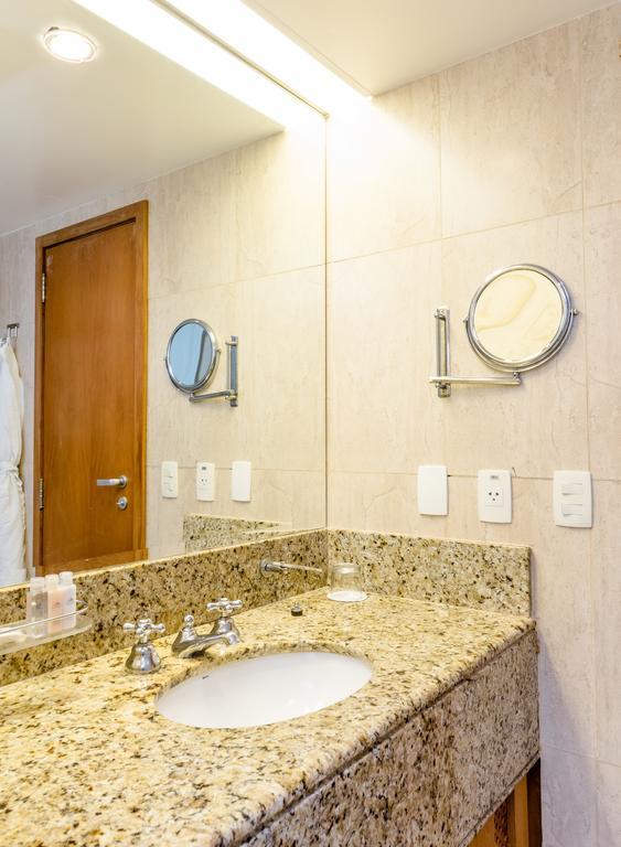 Quarto Standard com 2 Camas de Solteiro e Vista Lateral do Mar