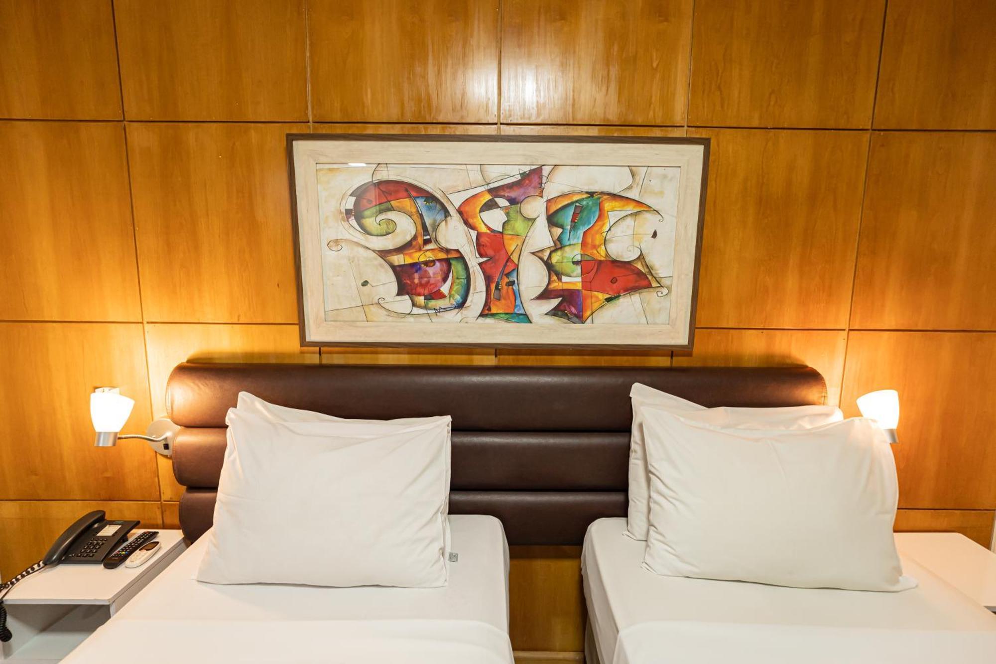 Quarto Duplo com 2 Camas de Solteiro