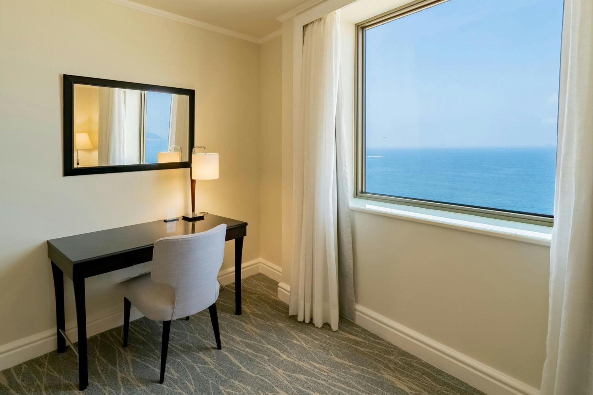 Executive lounge access Guest room 1 King Ocean view