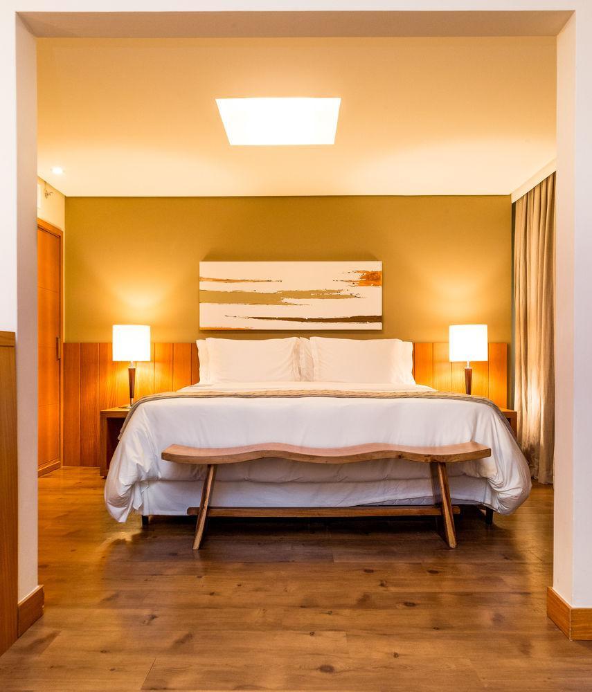 Suíte Master com Cama King-size e Vista do Oceano
