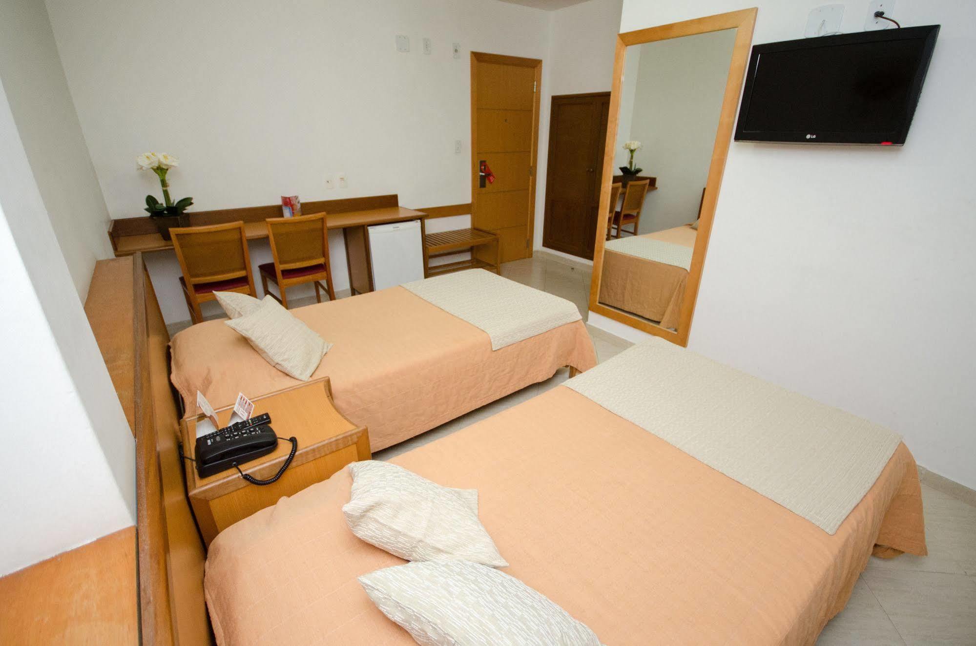 Quarto com 2 Camas de Solteiro