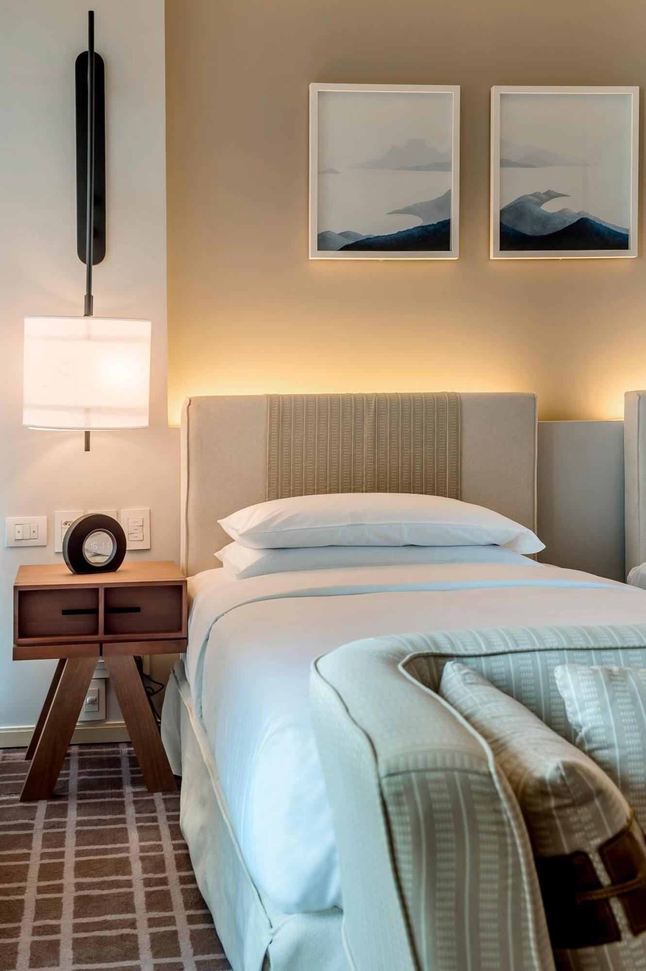 Quarto com 2 Camas de Solteiro e Chuveiro Acessível a Cadeirantes – Acessível para Hóspedes com Mobilidade Reduzida